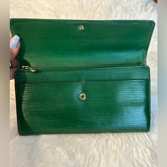 Louis Vuitton Epi Wallet w/ Unbranded Chain, LV Bag LV Ribbon & LV Sample Parfum - Picture 7 of 15